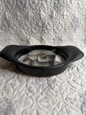 Pampered Chef Black Apple Corer and Slicer